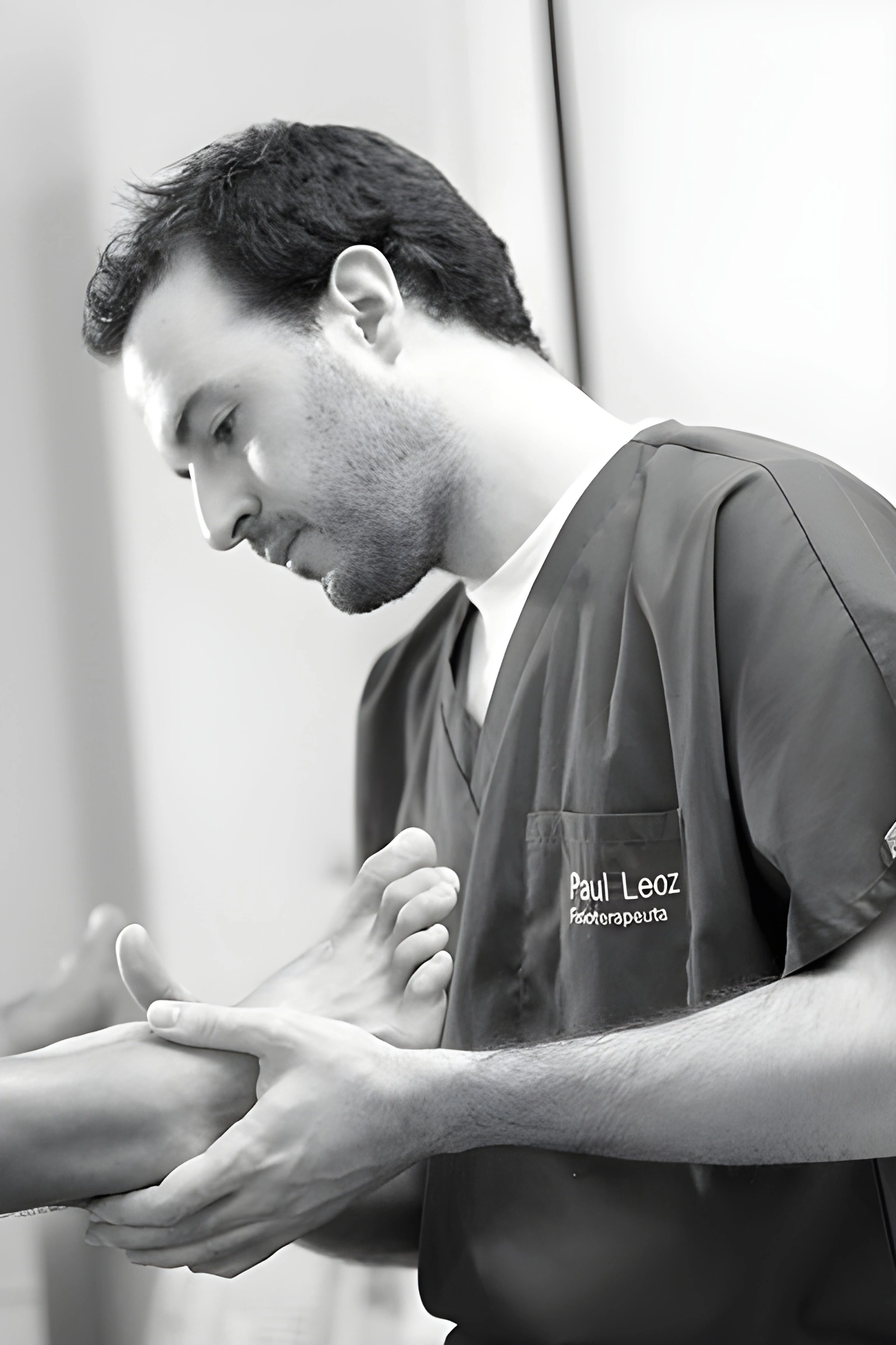 Paul valora el pie de un paciente durante una sesión de fisioterapia en Donostia
