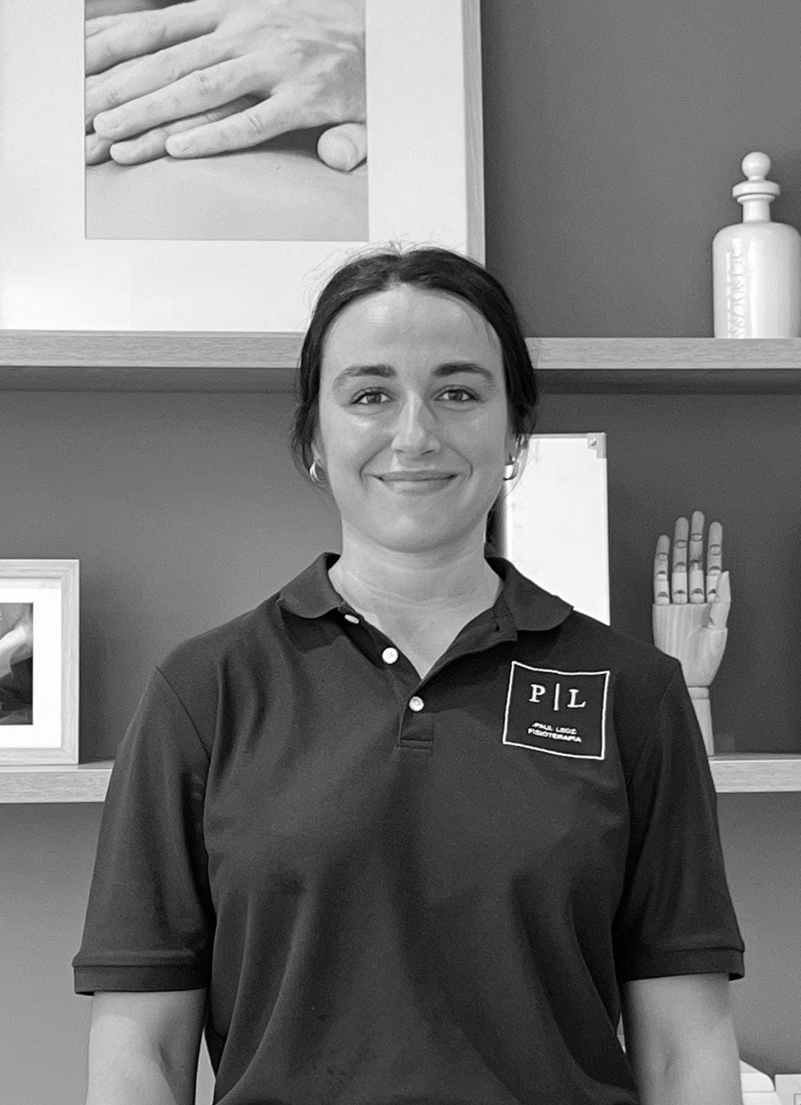 Nerea Esandi Nerea posa con uniforme de Paul Leoz Fisioterapia en la clínica de Donostia