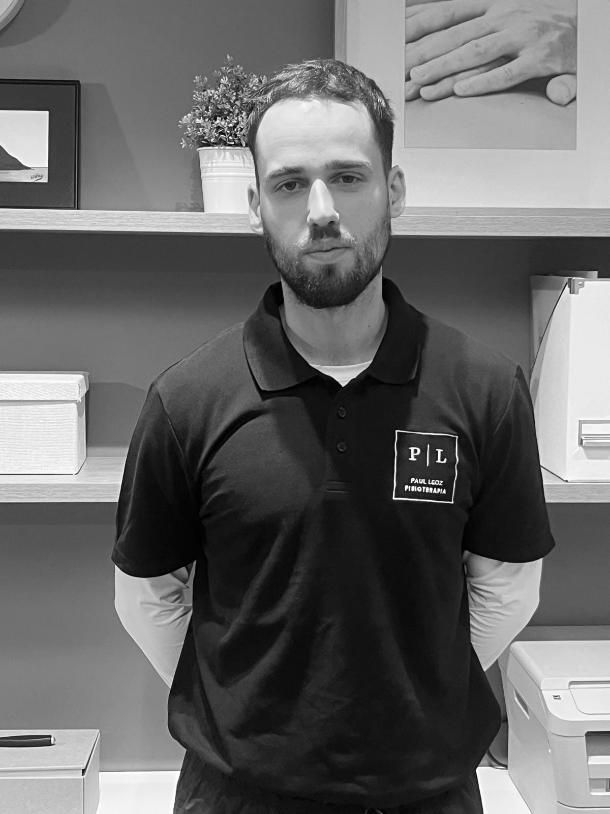 Kilian Killian posa con uniforme de Paul Leoz Fisioterapia en la clínica de Donostia